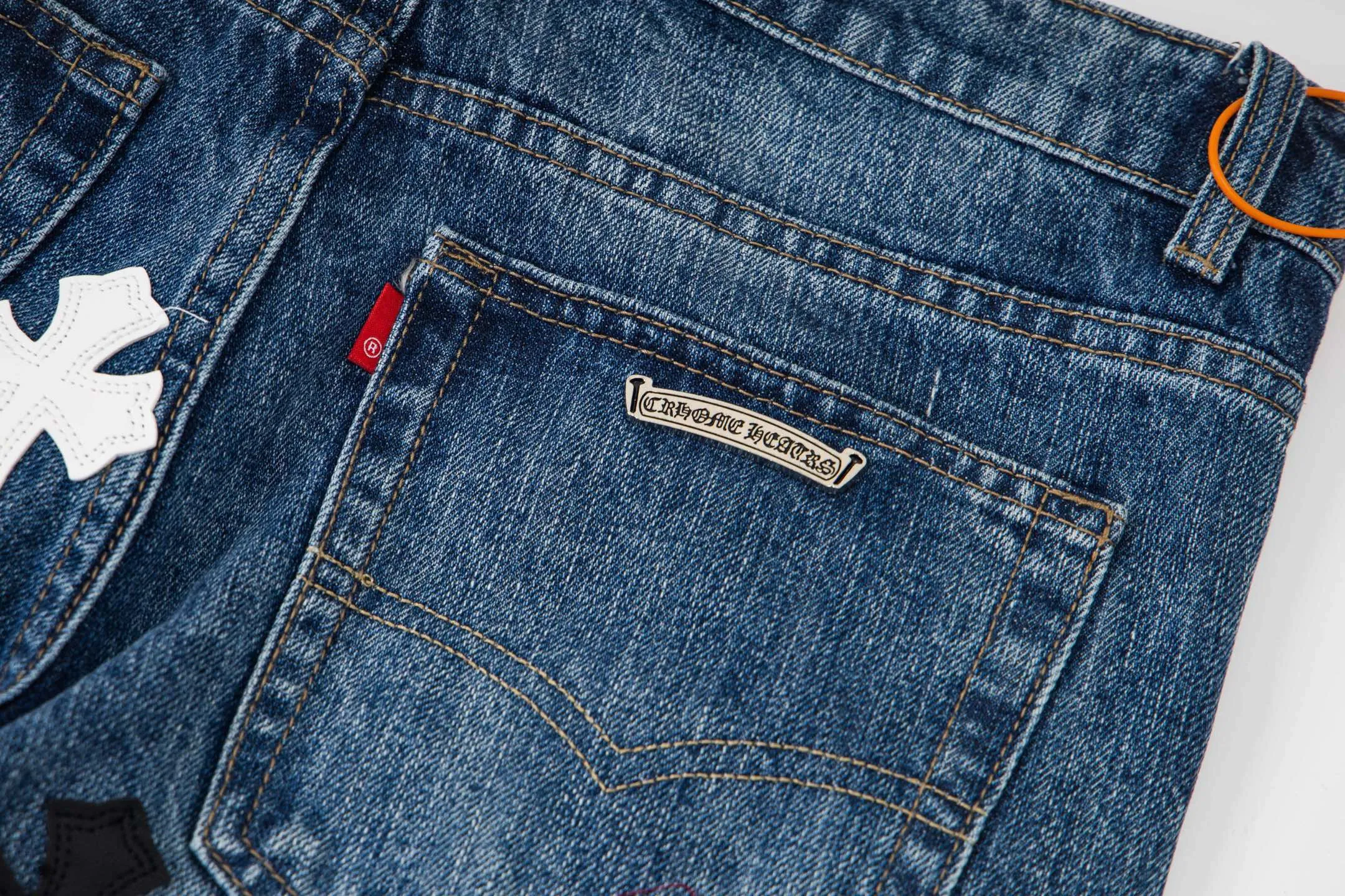 P240 Chrome Hearts Chrome Hearts blue pants, black and white multi-leather jeans, multi-leather label work jeans, ch jeans, all need to be washed and then disassembled and hand-stitched with sheepskin cross leather and then spliced to complete. The whole process is too complicated to describe. About Chrome Hearts This is an extremely luxurious fashion brand that can also be called the nobility of the high street. It has always been an exclusive brand for some hipsters or rich second generations. Compared with ordinary high streets, it is more luxurious and noble. Compared with luxury brands, it is more fashionable and individual. It has always been a brand that I have a special liking for. Style number: 1790# Color: blue Size: 28 30 32 34 36